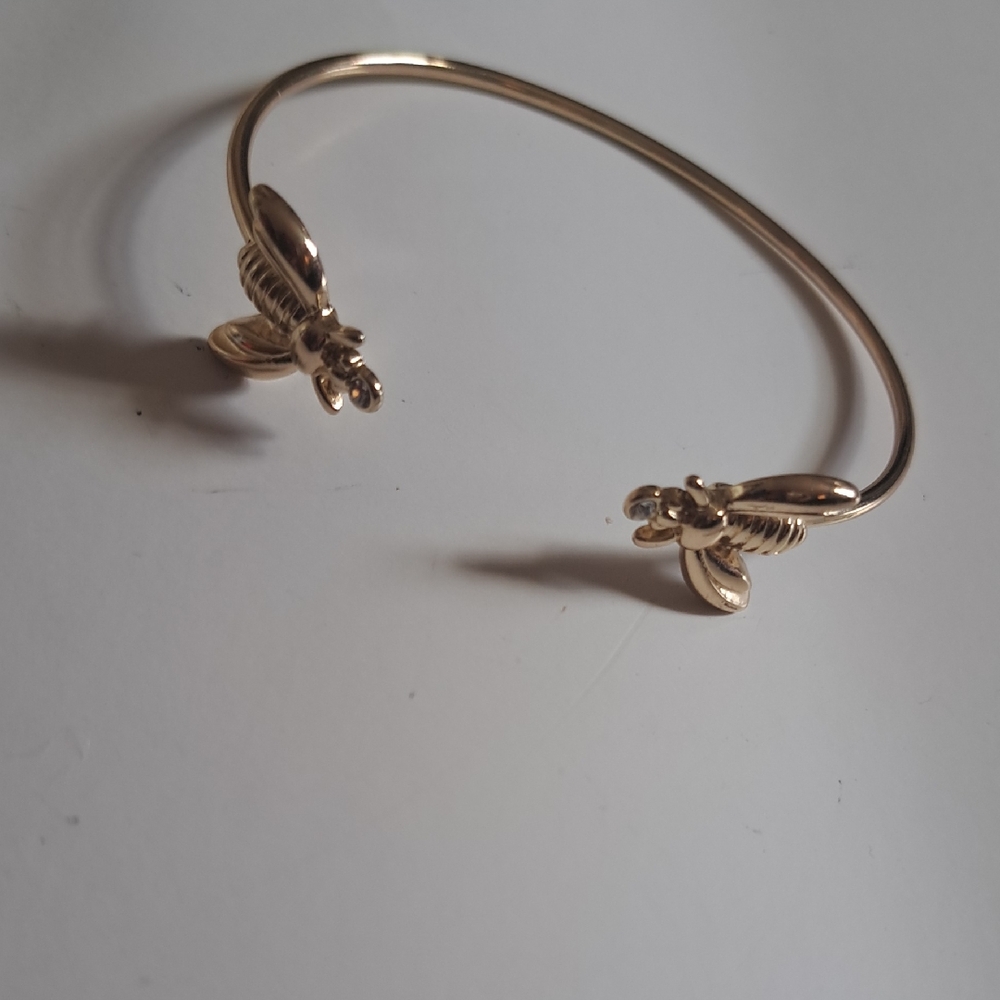 Chic Gold Bee Open Bracelet